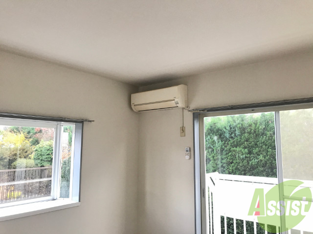 その他設備　バルコニーと出窓の間にエアコンが付いてます。