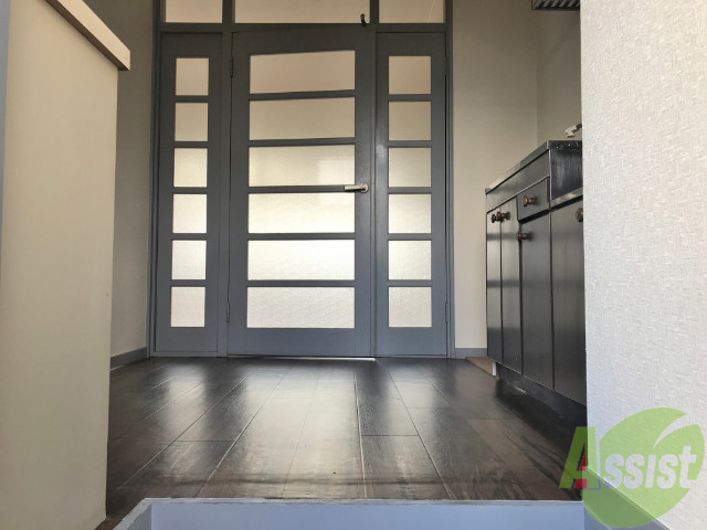 玄関　玄関を入ると、すぐキッチンがございます。奥がリビングです。