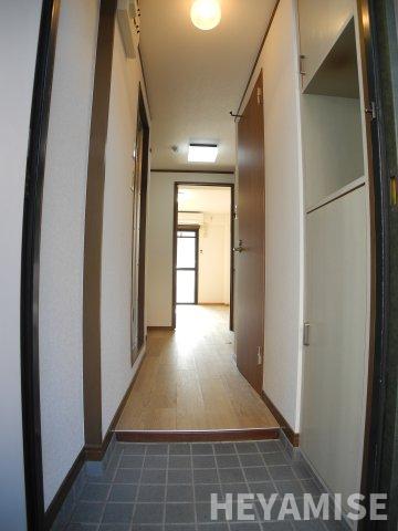 玄関　※反転間取りの別のお部屋の写真です※