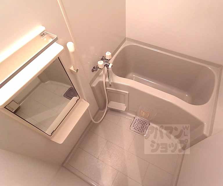 バス・シャワールーム　鏡付きのお風呂