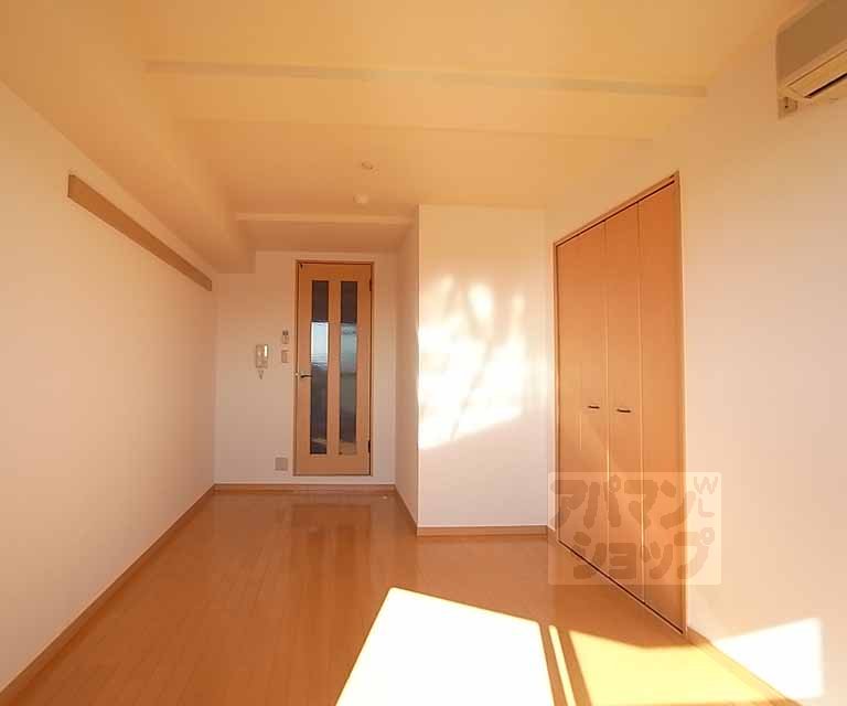 居室・リビング　洋室７．５３帖・キッチンと洋室の間仕切り扉はあります。