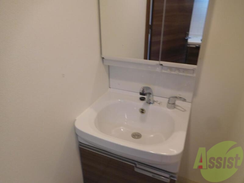 洗面設備　洗面化粧台付いてます。