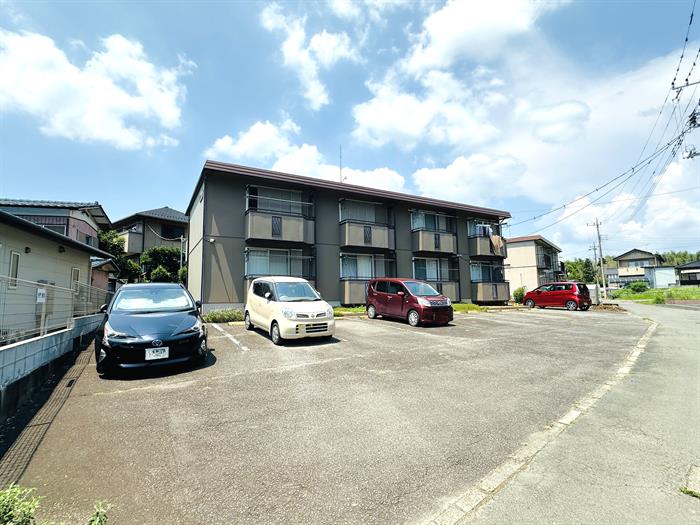 駐車場　建物前面が駐車場です