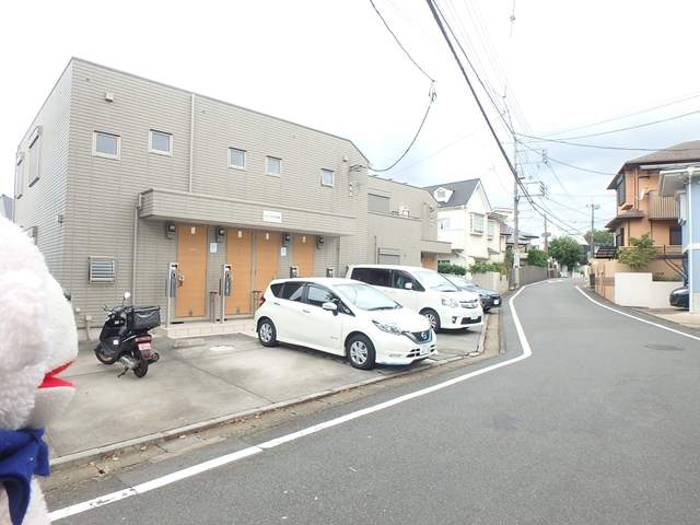 駐車場　●建物の玄関側が駐車場スペースとなります。