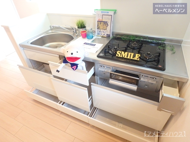 キッチン　●３口ガスコンロ・グリル付きのシステムキッチン。