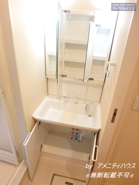 洗面設備　●収納豊富な快適洗面スペース。