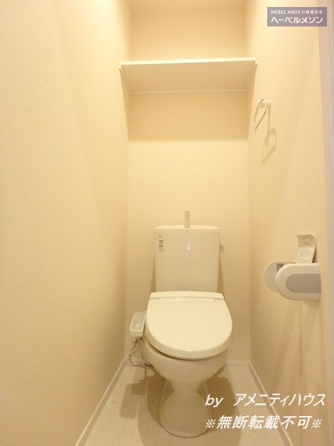 トイレ　●温水洗浄暖房便座付きの快適なトイレスペース。