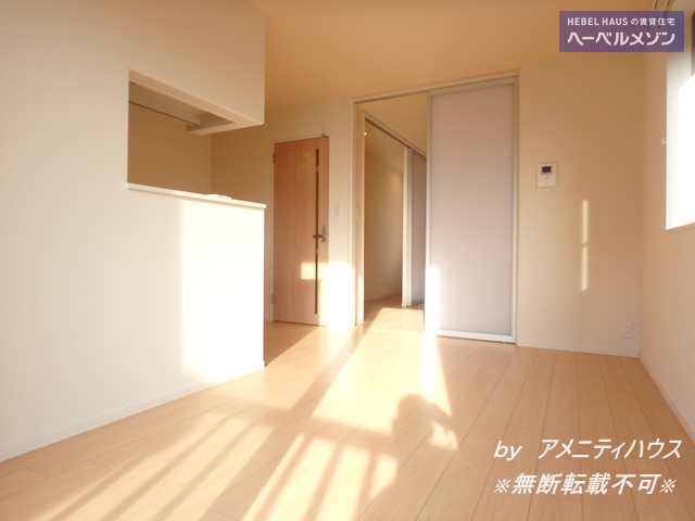 居室・リビング　●バルコニー側からリビングを撮影。