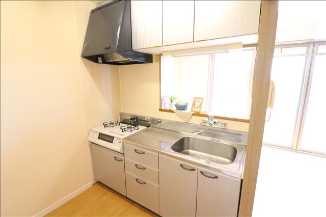 キッチン　ガスコンロ設備です。上下に収納あり。