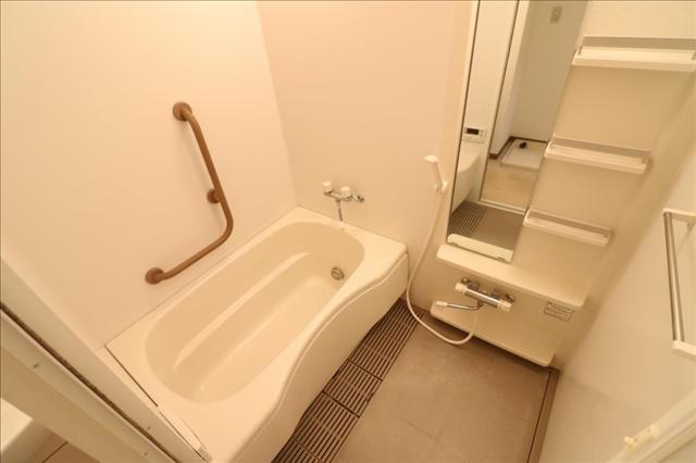 バス・シャワールーム　追炊き機能つきお風呂です。