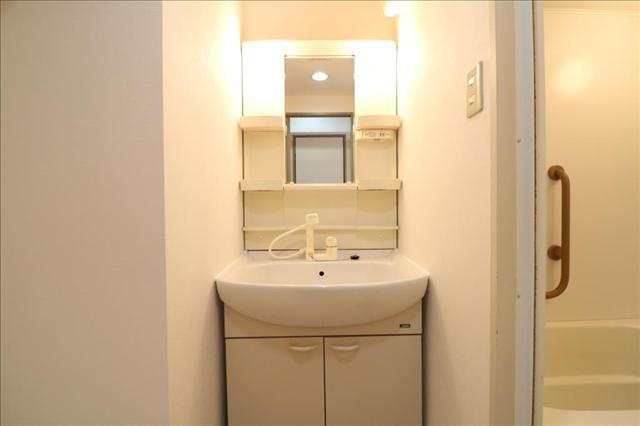 洗面設備　独立洗面化粧台です。