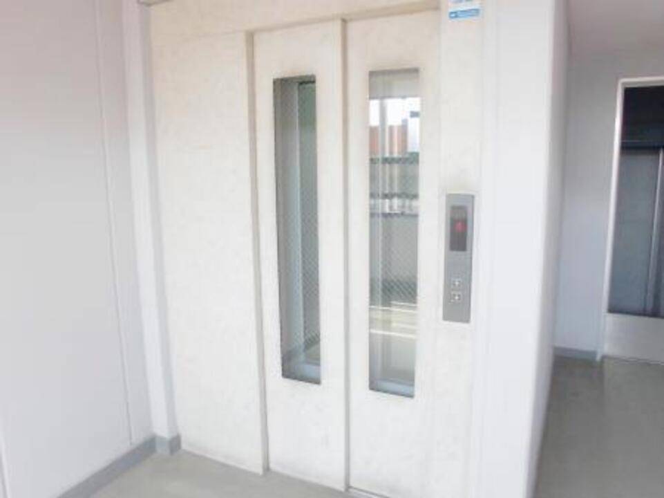 エントランス　エレベーター