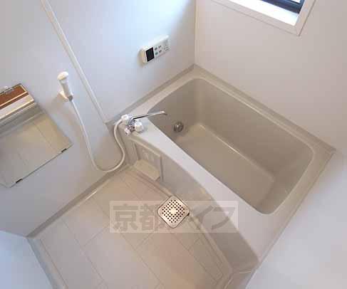 バス・シャワールーム　浴室乾燥機＆追炊き機能付きのお風呂です。