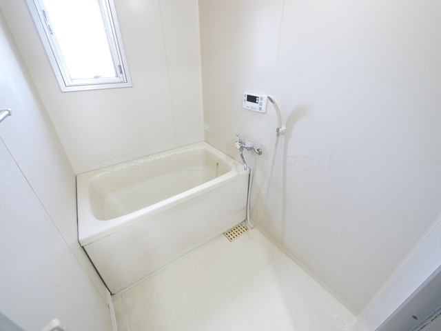 バス・シャワールーム　追い焚き機能、小窓付