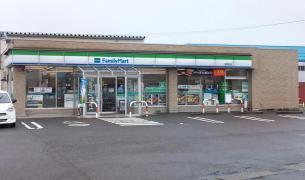 コンビニ　ファミリーマート（コンビニ）まで900m