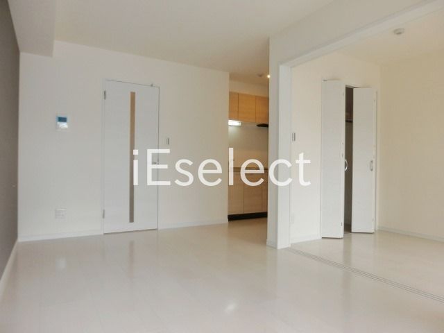 その他部屋・スペース　バルコニー側からのリビングです