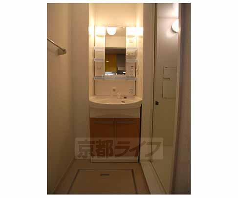 洗面設備　茶色の戸が可愛い洗面台。