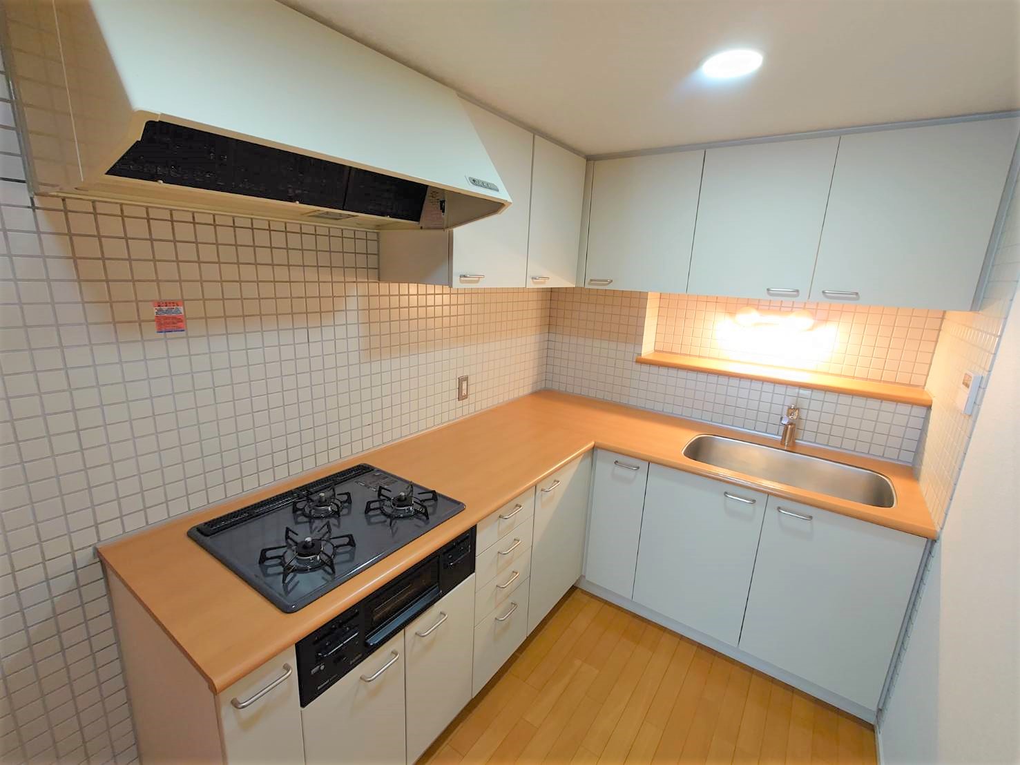 キッチン　※写真は同タイプの別号室です