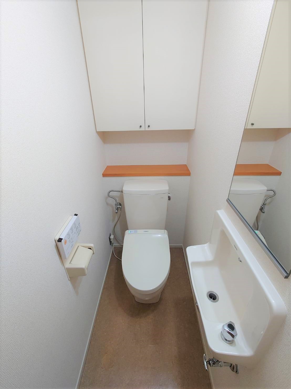 トイレ　※写真は同タイプの別号室です