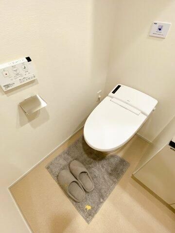 トイレ　落ち着いた色調のトイレです
