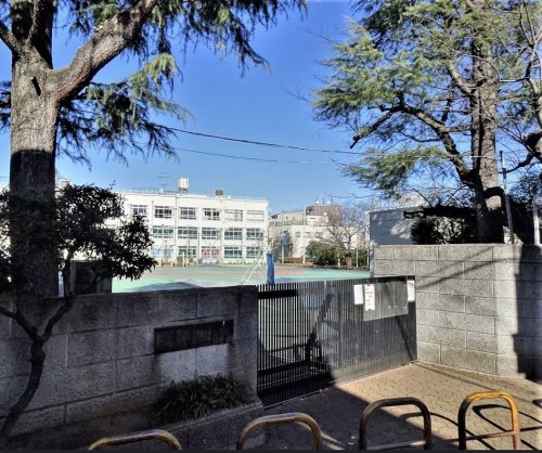 小学校　新宿区立落合第二小学校（小学校）まで476m