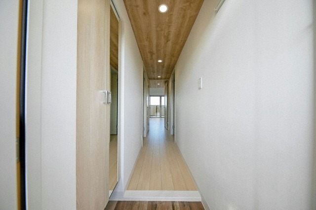 玄関　玄関に鏡が付いているのは嬉しいですね