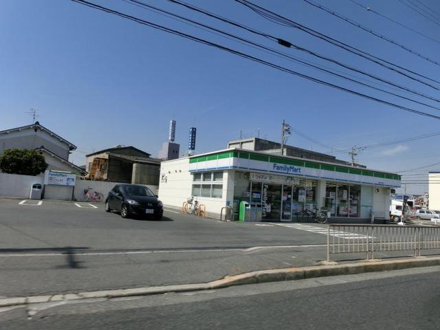 コンビニ　ファミリーマート高槻大塚町店（コンビニ）まで675m