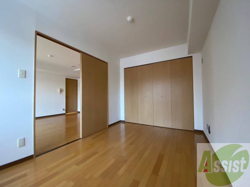 その他部屋・スペース　寝室はこちらです。光が差し込む、温かみのあるお部屋です。