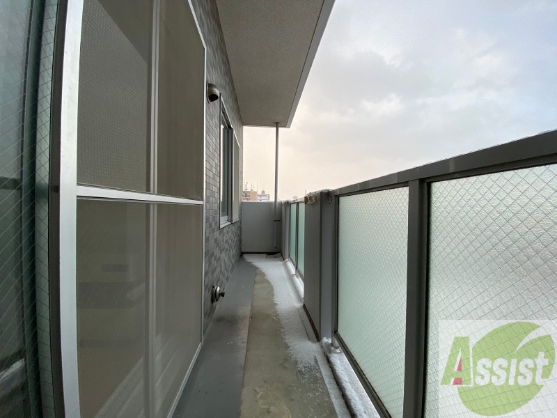 バルコニー　バルコニーは幅があり、広い印象を受けました。