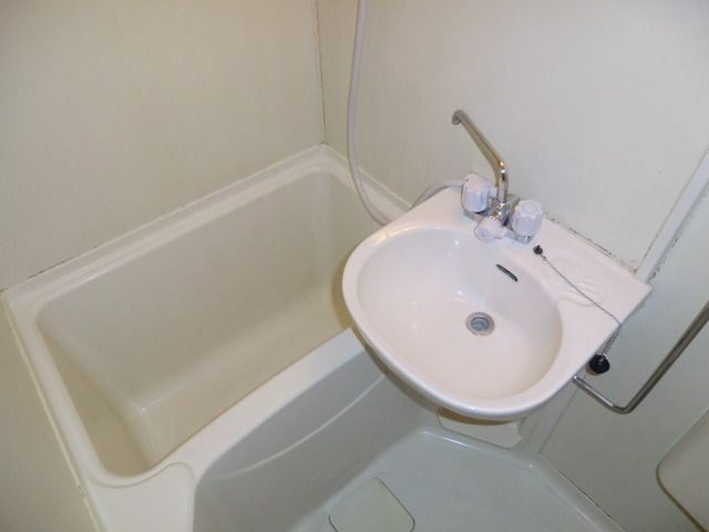 洗面設備　3点ユニットバス　便利な鏡付き洗面台