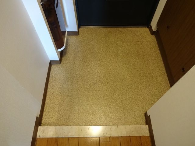 玄関　実際は反転の間取りです。