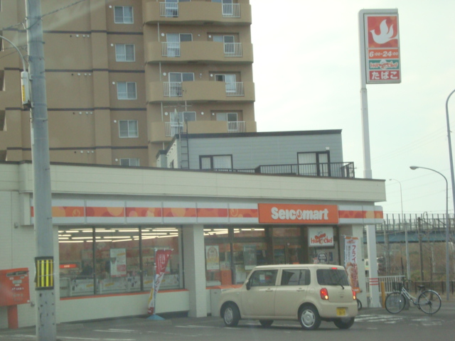 コンビニ　セイコーマート（コンビニ）まで130m