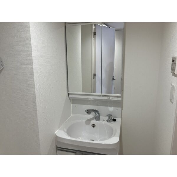 洗面設備　※写真は同じマンションの違う部屋のものになります。