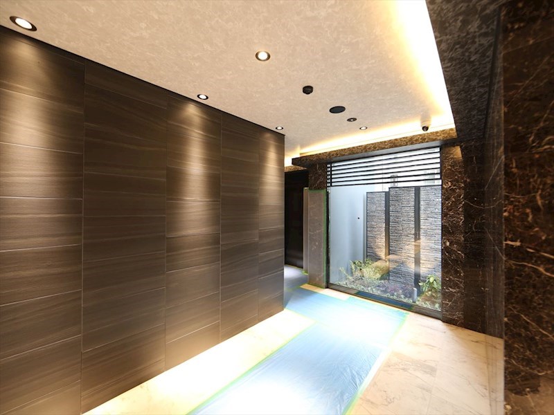 エントランス　エントランス　オートロック付　防犯カメラ有り