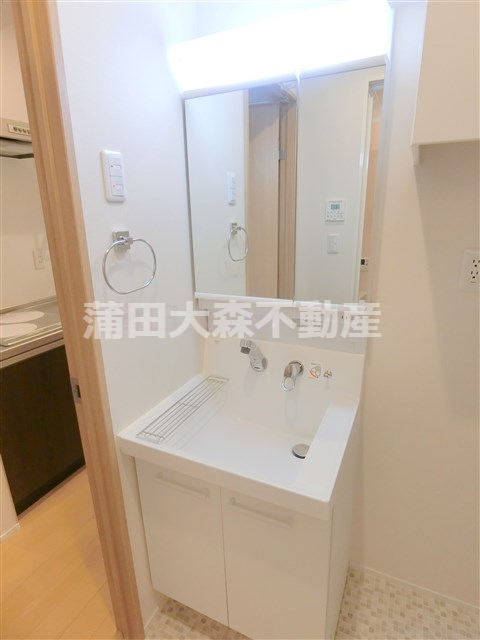 洗面設備　2面鏡の独立洗面台　洗面脱衣所