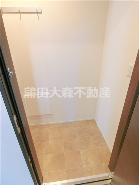 玄関　玄関　コートハンガー　シューズBOX扉にはうれしい姿見鏡付き