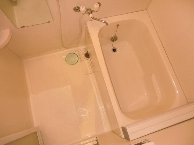 バス・シャワールーム　追い焚き付きのゆとりの浴室です