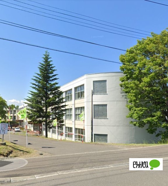 中学校　北広島市立大曲中学校（中学校）まで996m