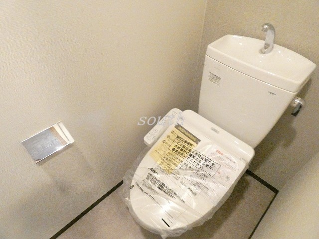 トイレ　階数により室内カラーが異なります