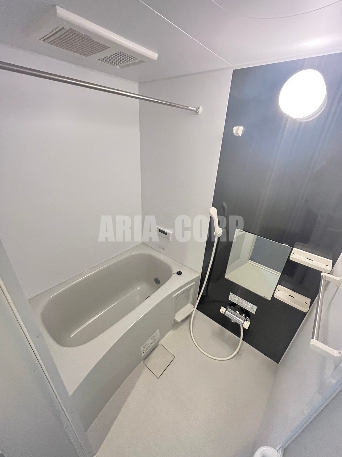 バス・シャワールーム　追い焚き機能付。カラーパネル採用でお洒落なバスルーム。