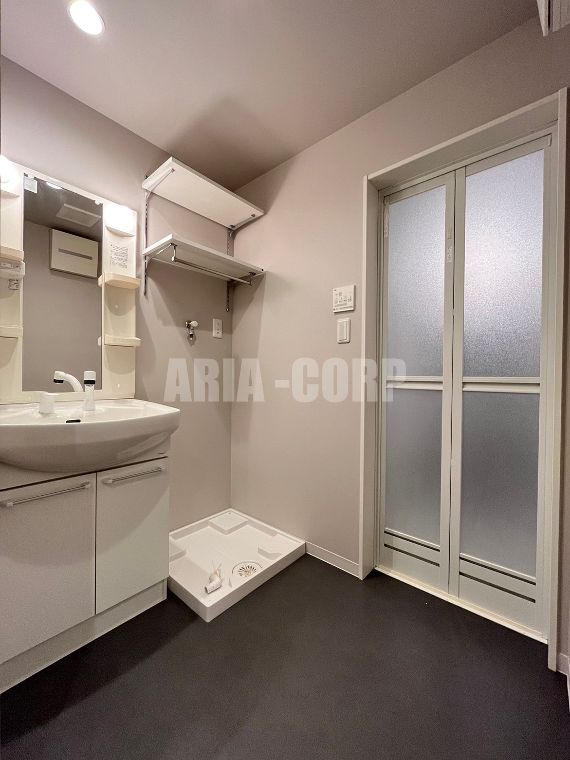 洗面設備　シャンプードレッサー付きの独立洗面台！収納豊富な洗面所♪