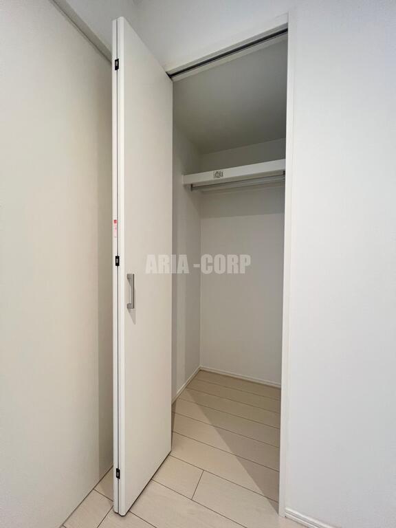 収納　クローゼット、上部には便利な棚がございます