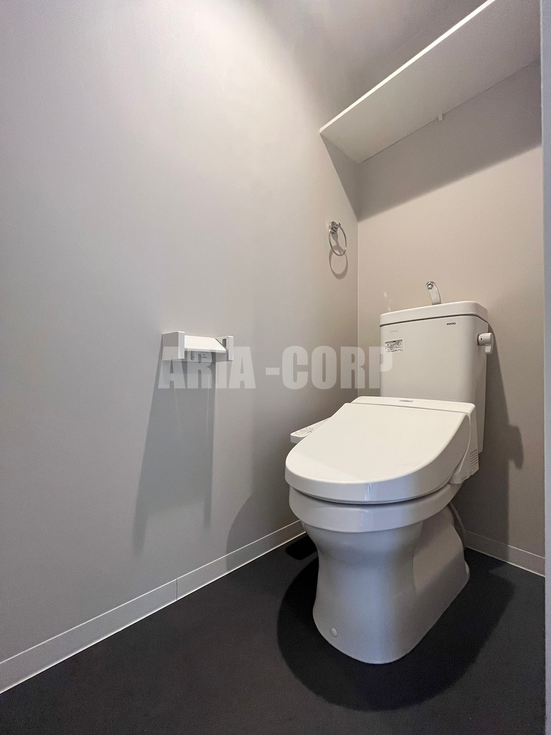 トイレ　ウォシュレット対応♪上部には収納スペースもあります！