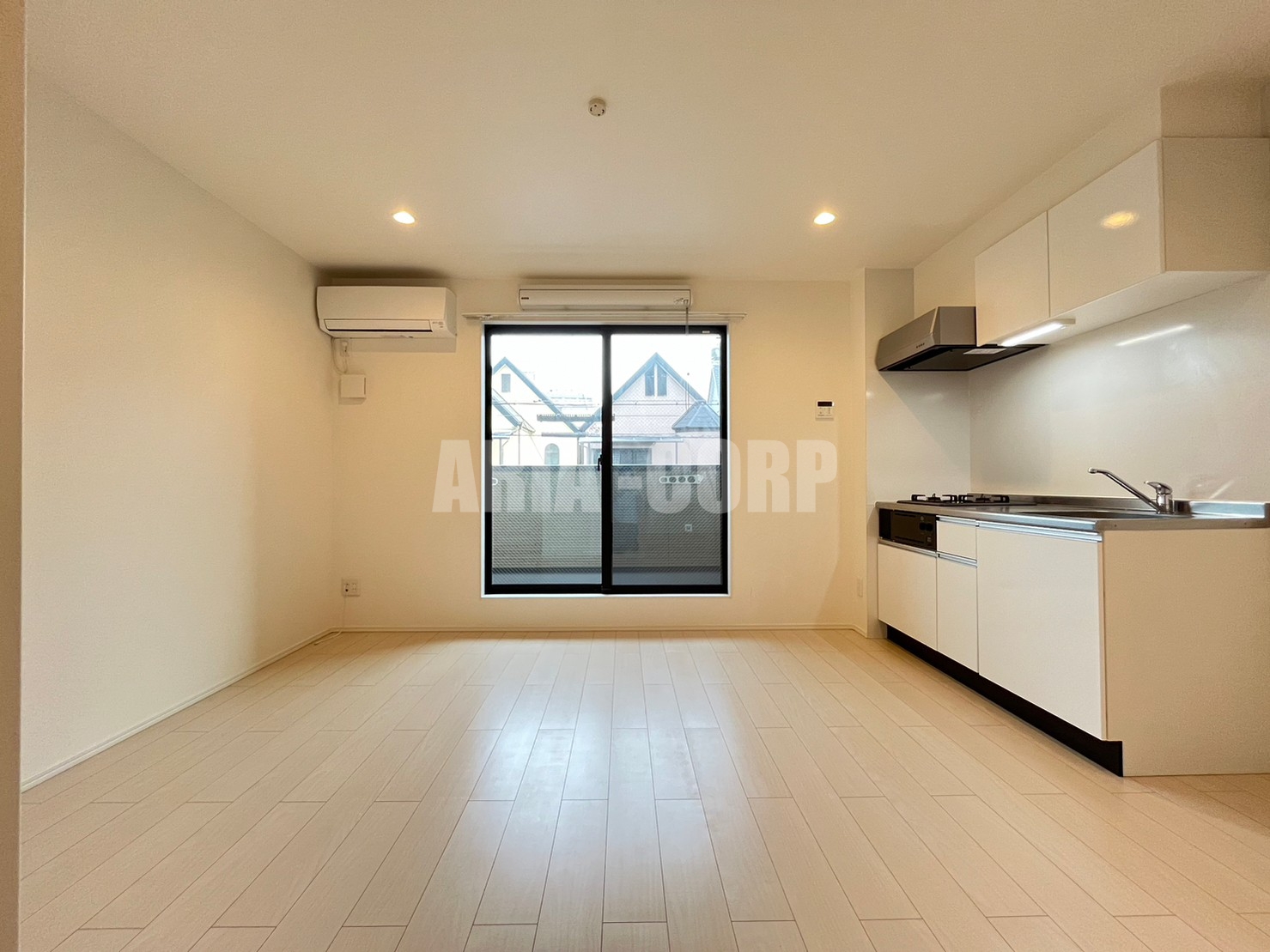 居室・リビング　白を基調としたお洒落なお部屋！奥行きたっぷりの空間です♪