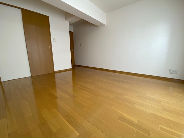その他部屋・スペース　洋室8.8帖。窓があるので心地よい風が入ります。