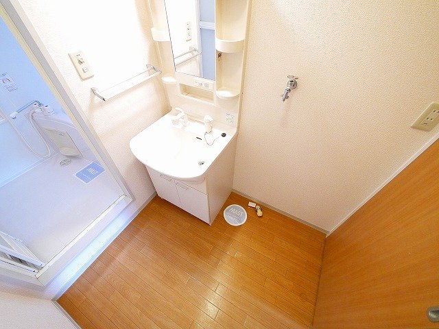 洗面設備　ゆったりとスペースのある洗面所