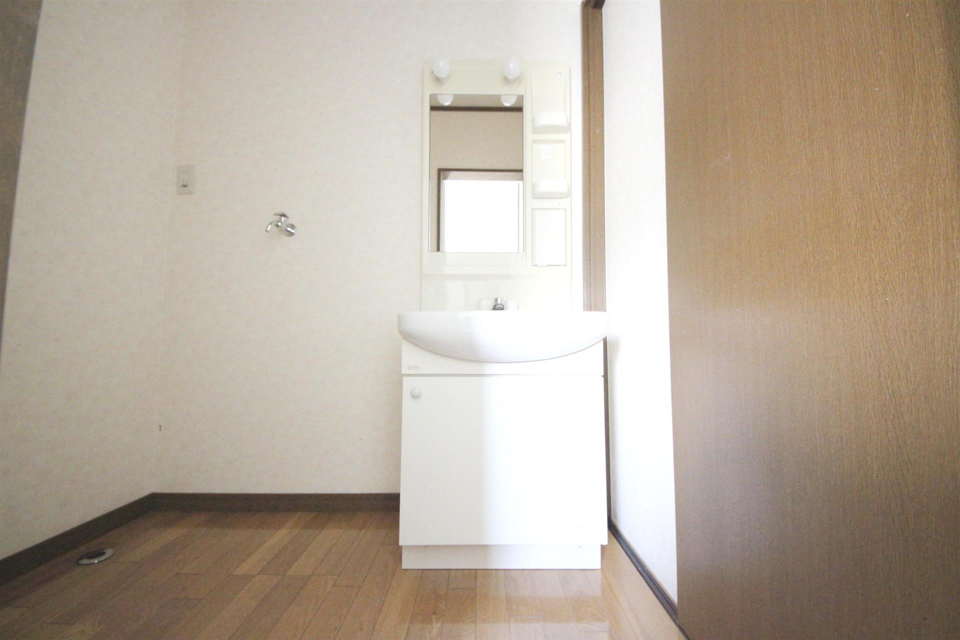 洗面設備　照明付きの洗化粧台★