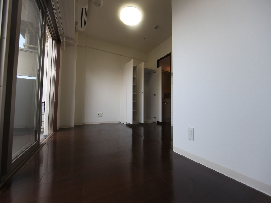 居室・リビング　洋室7.7帖　エアコン付　バルコニーに面しています