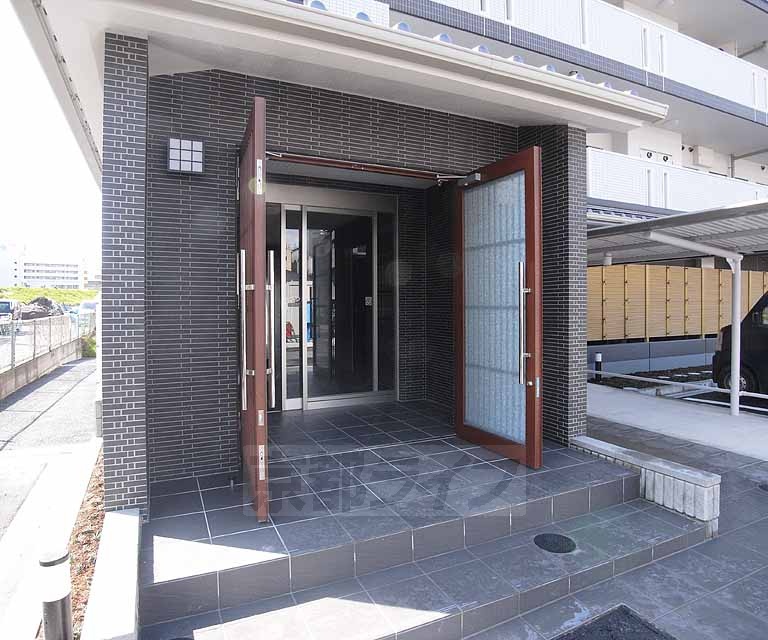 エントランス　高級感のある建物入り口です。