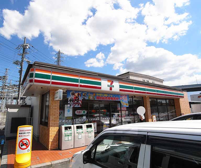 コンビニ　セブンイレブン京都上鳥羽南鉾立町店（コンビニ）まで300m
